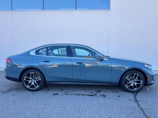 Cape York Green Metallic 2027 BMW 530 i xDrive