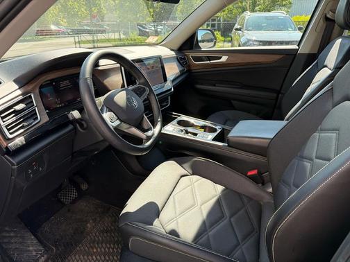 Silver Mist Metallic 2024 Volkswagen Atlas 2.0T SE w/Technology 4MOTION
