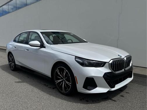 Mineral White Metallic 2027 BMW 530 i xDrive