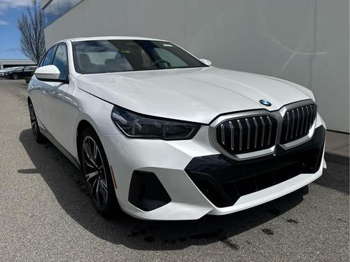 Mineral White Metallic 2027 BMW 530 i xDrive