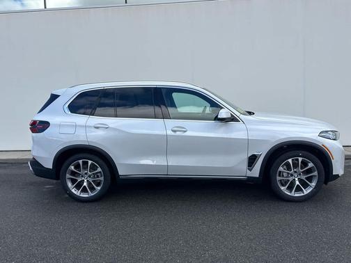 Mineral White Metallic 2026 BMW X5 xDrive40i