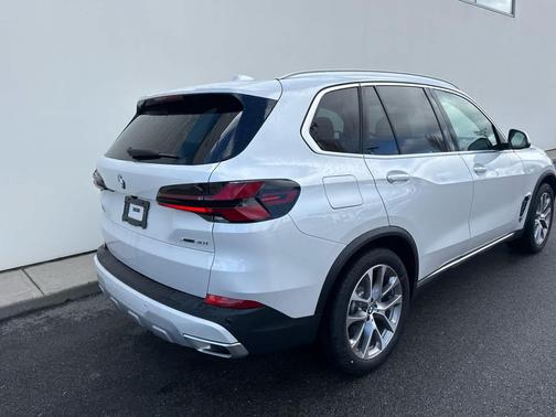 Mineral White Metallic 2026 BMW X5 xDrive40i