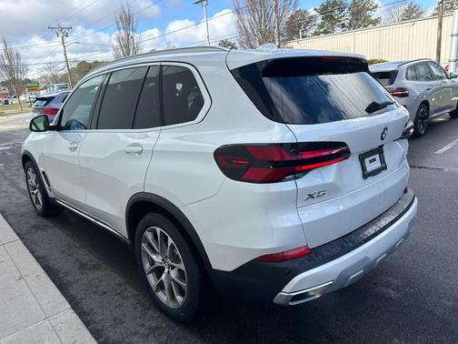 Mineral White Metallic 2026 BMW X5 xDrive40i