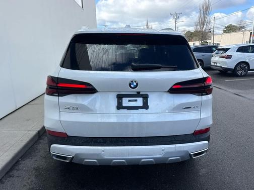 Mineral White Metallic 2026 BMW X5 xDrive40i