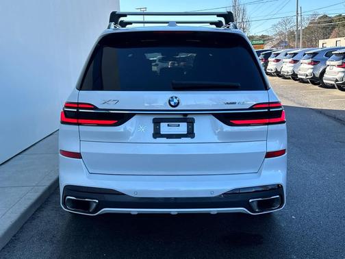 Mineral White Metallic 2023 BMW X7 xDrive40i