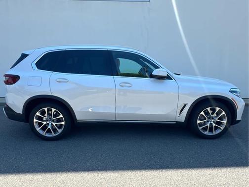 Mineral White Metallic 2022 BMW X5 xDrive40i