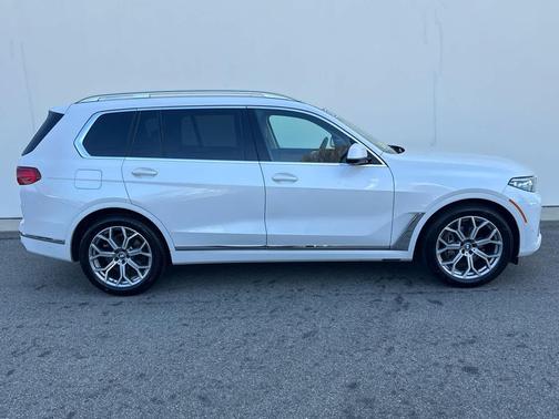 Mineral White Metallic 2022 BMW X7 xDrive40i