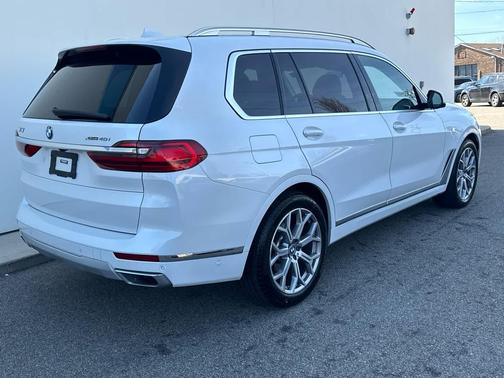 Mineral White Metallic 2022 BMW X7 xDrive40i