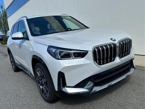 Mineral White Metallic 2026 BMW X1 xDrive28i