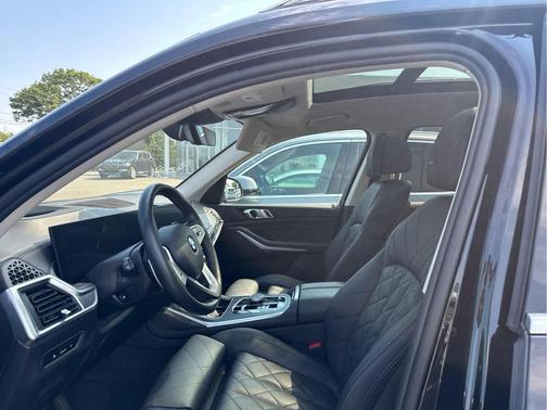 Black Sapphire Metallic 2024 BMW X7 xDrive40i