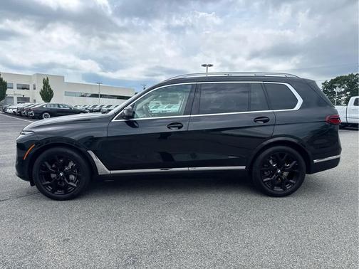 Black Sapphire Metallic 2024 BMW X7 xDrive40i