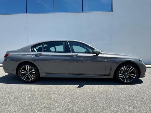 Bernina Grey Amber Effect Metallic 2022 BMW 750 i xDrive