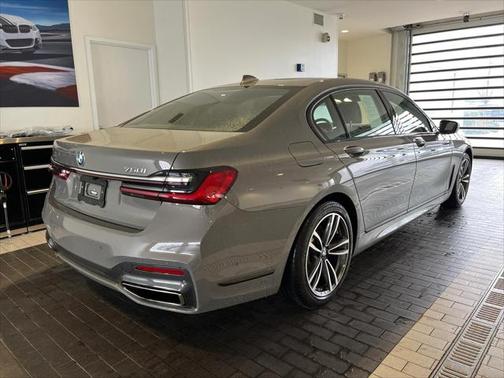 Bernina Grey Amber Effect Metallic 2022 BMW 750 i xDrive