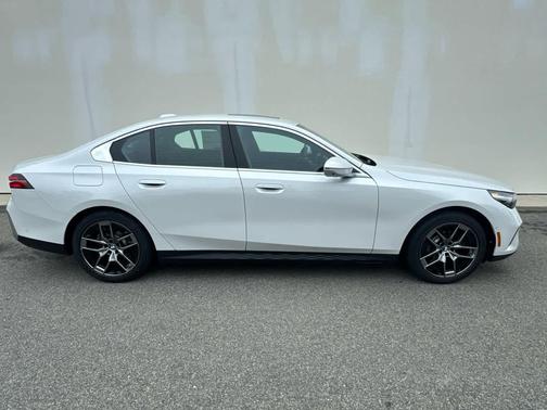 Mineral White Metallic 2027 BMW 530 i xDrive