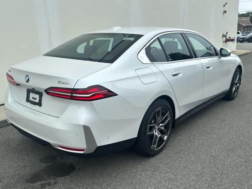 Mineral White Metallic 2027 BMW 530 i xDrive