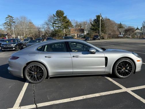 GT Silver Metallic 2017 Porsche Panamera 4S