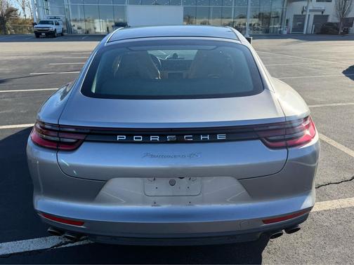 GT Silver Metallic 2017 Porsche Panamera 4S