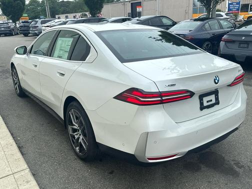 Mineral White Metallic 2027 BMW 530 i xDrive