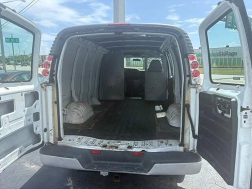 White 2000 Chevrolet Express 2500 LT