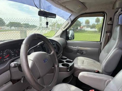2006 Ford E350 Super Duty XL Wagon