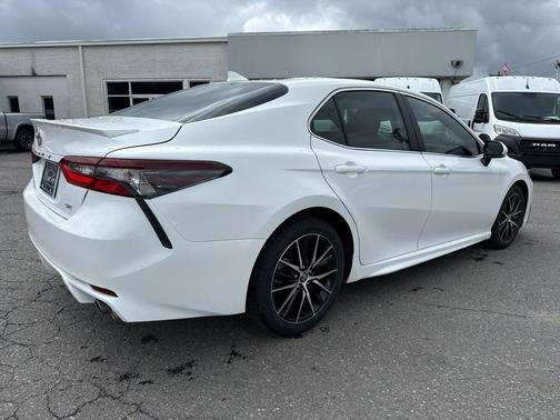 Ice Cap 2024 Toyota Camry SE