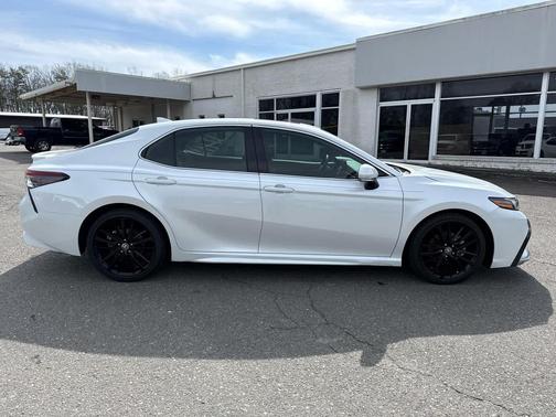 2024 Toyota Camry Hybrid SE