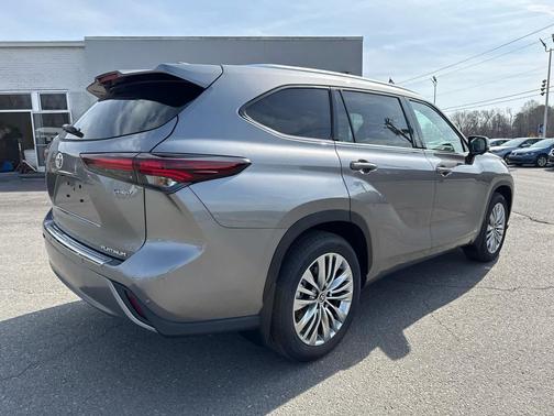 2026 Toyota Highlander Hybrid Platinum