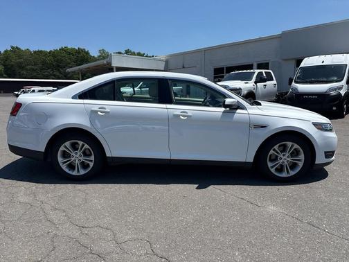 Oxford White 2018 Ford Taurus SEL