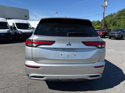 Alloy Silver Metallic 2024 Mitsubishi Outlander SE 2.5 S-AWC