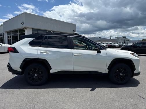 2022 Toyota RAV4 Hybrid SE