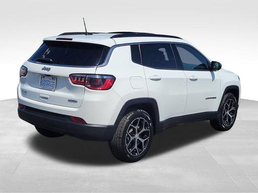 Bright White Clearcoat 2024 Jeep Compass Latitude