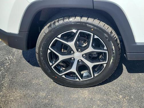 Bright White Clearcoat 2024 Jeep Compass Latitude