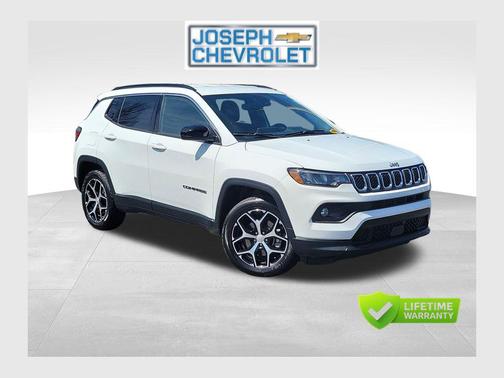Bright White Clearcoat 2024 Jeep Compass Latitude