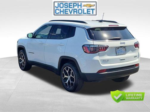 Bright White Clearcoat 2024 Jeep Compass Latitude