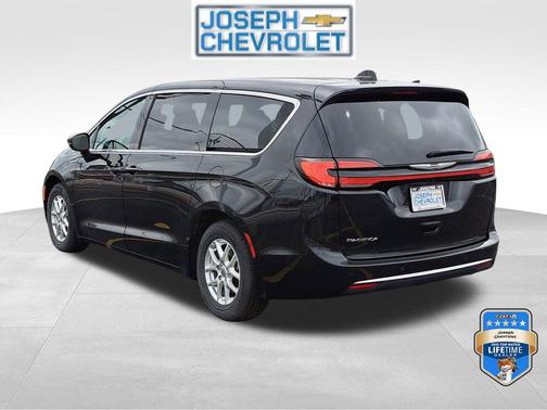 Brilliant Black Crystal Pearlcoat 2023 Chrysler Pacifica Touring L