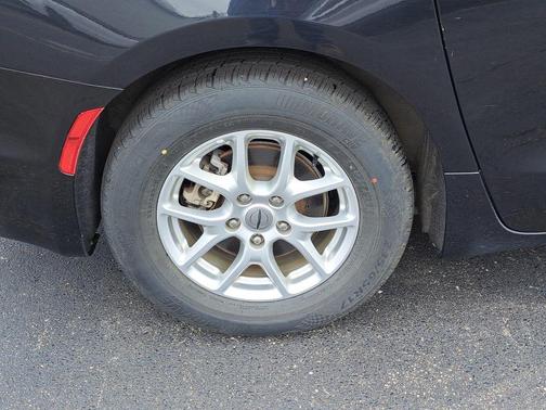 Brilliant Black Crystal Pearlcoat 2023 Chrysler Pacifica Touring L