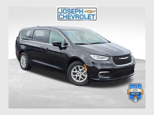 Brilliant Black Crystal Pearlcoat 2023 Chrysler Pacifica Touring L