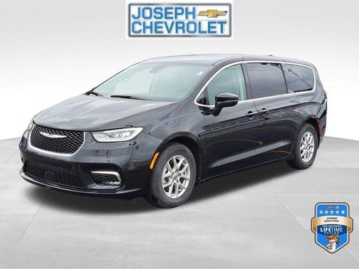 Brilliant Black Crystal Pearlcoat 2023 Chrysler Pacifica Touring L