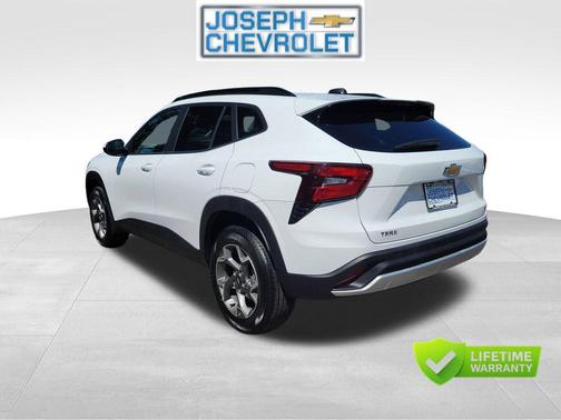 Summit White 2025 Chevrolet Trax LT