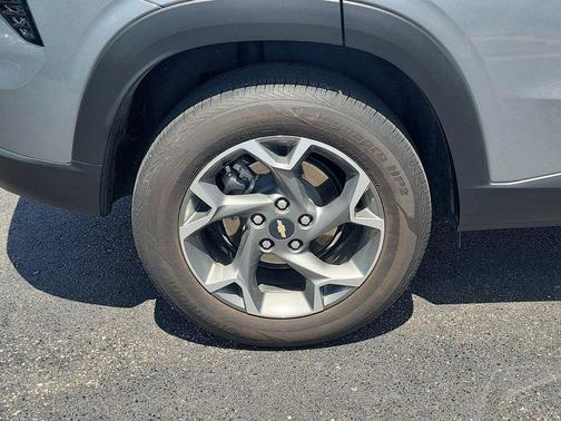 Sterling Gray Metallic 2025 Chevrolet Trax LT