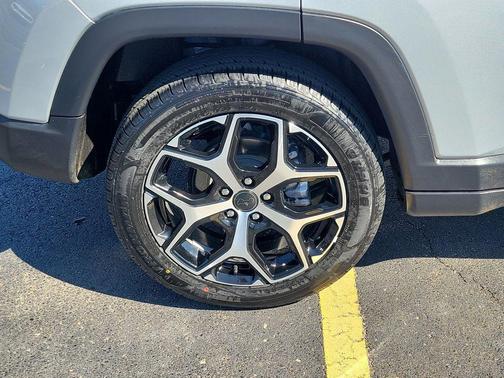 Silver Zynith Metallic Clearcoat 2025 Jeep Compass Limited