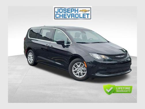 Brilliant Black Crystal Pearlcoat 2023 Chrysler Voyager LX