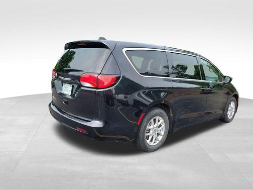 Brilliant Black Crystal Pearlcoat 2023 Chrysler Voyager LX