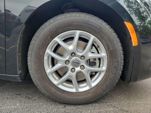 Brilliant Black Crystal Pearlcoat 2023 Chrysler Voyager LX