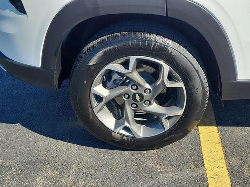 Summit White 2025 Chevrolet Trax LT