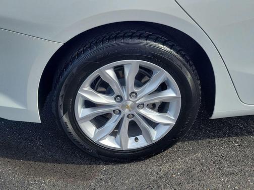 Summit White 2023 Chevrolet Malibu FWD 1LT