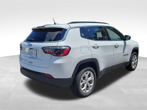 Silver Zynith Metallic Clearcoat 2024 Jeep Compass Latitude