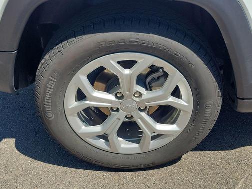 Silver Zynith Metallic Clearcoat 2024 Jeep Compass Latitude