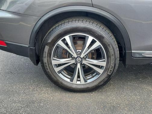 Gun Metallic 2017 Nissan Rogue SL