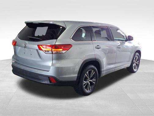 2017 Toyota Highlander LE I4